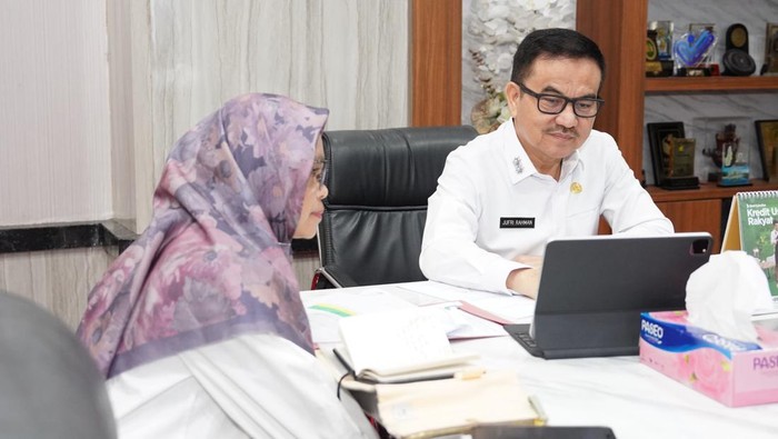 Sekda Sulsel Jufri Rahman mengikuti rapat virtual terkait program Makan Bergizi Gratis.