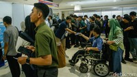 Rehan Elsa Putra (19), penyandang disabilitas, datang ditemani orang tuanya untuk mencari pekerjaan.