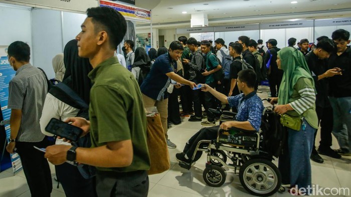 Semangat Pemuda Bekasi Cari Loker, Diantar Ortu-Dipayungi Pacar Ribuan pelamar muda serbu Job Fair di Blu Plaza, Bekasi. Job fair ini digelar dua hari, 40 perusahaan buka 1000 lowongan kerja.