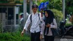 Semangat Pemuda Bekasi Cari Loker, Diantar Ortu-Dipayungi Pacar