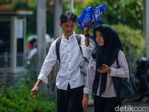 Semangat Pemuda Bekasi Cari Loker, Diantar Ortu-Dipayungi Pacar