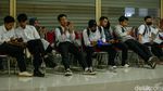 Semangat Pemuda Bekasi Cari Loker, Diantar Ortu-Dipayungi Pacar