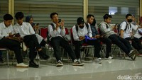 Para pelamar datang sejak pagi, sebagian besar lulusan baru SMK yang antusias mencari peluang kerja.