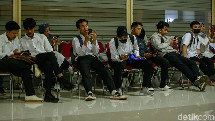 Ribuan pelamar muda serbu Job Fair di Blu Plaza, Bekasi. Job fair ini digelar dua hari, 40 perusahaan buka 1000 lowongan kerja.