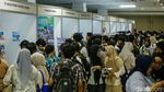 Semangat Pemuda Bekasi Cari Loker, Diantar Ortu-Dipayungi Pacar