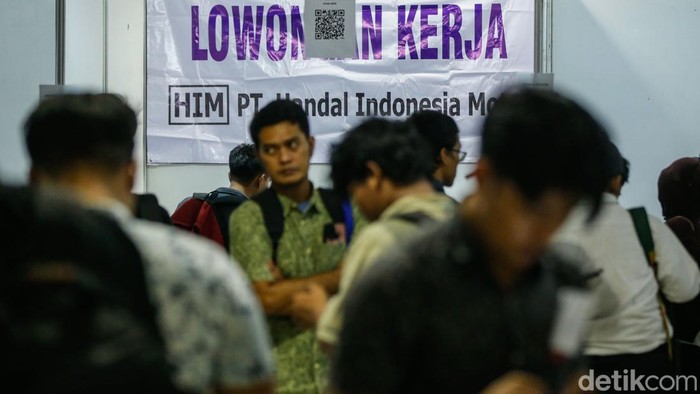 Semangat Pemuda Bekasi Cari Loker, Diantar Ortu-Dipayungi Pacar Ribuan pelamar muda serbu Job Fair di Blu Plaza, Bekasi. Job fair ini digelar dua hari, 40 perusahaan buka 1000 lowongan kerja.
