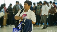 Saeful (24), penyandang tuna rungu, tetap semangat hadir bersama rekannya untuk ikut seleksi kerja.