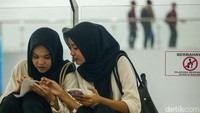 Aurel dan Kaeisya, dua lulusan SMK, mengikuti Job Fair dengan harapan bisa menabung untuk kuliah.