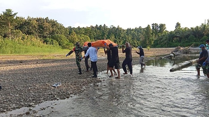 Mayat siswi Madrasah Tsanawiyah (MTs) bernama Ria Triani (15) ditemukan mengapung di Sungai Waifufa, Kabupaten Seram Bagian Timur, Maluku.