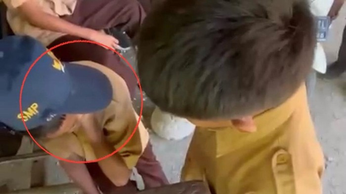 Siswa SMP Negeri I Mattiro Bulu berinisial RD (13) di Kabupaten Pinrang, Sulawesi Selatan (Sulsel), dibully hingga dipukul oleh temannya sendiri saat pulang sekolah.