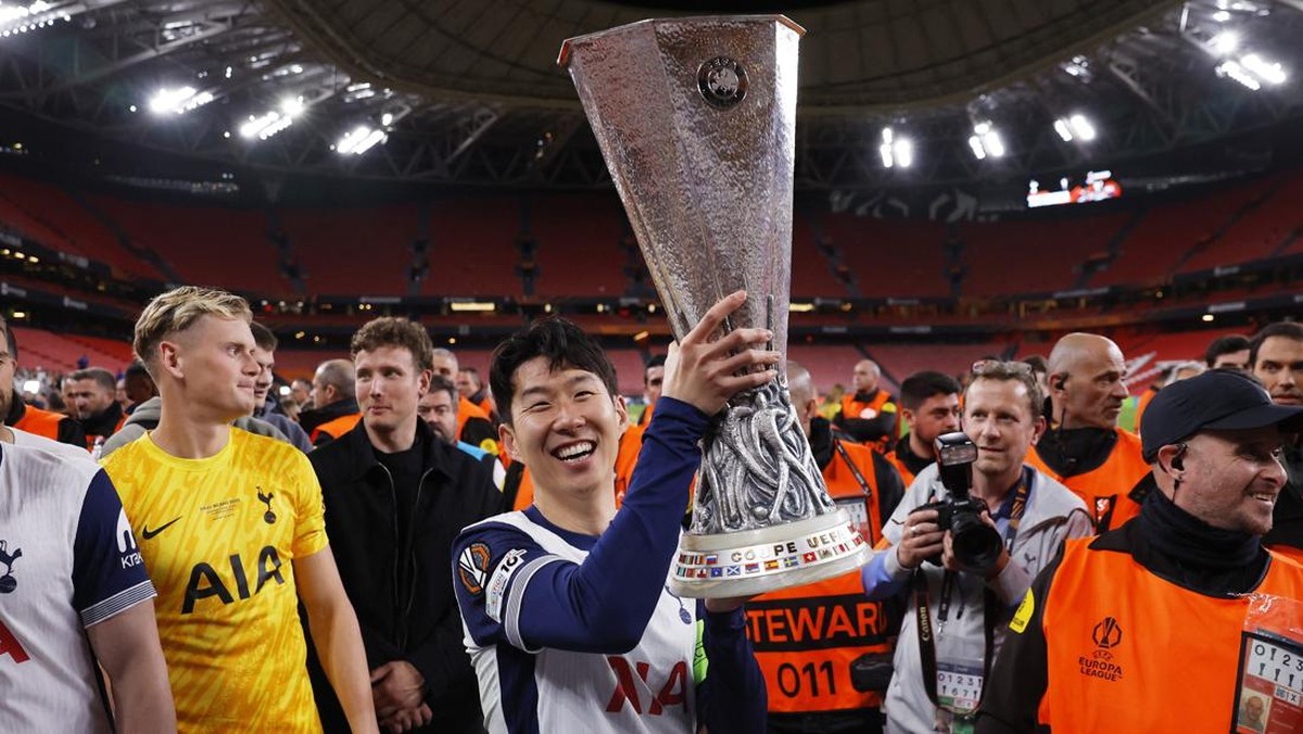 Wajah ceria Son Heung-min saat mengangkat trofi Liga Europa. Foto: REUTERS/Andrew Couldridge