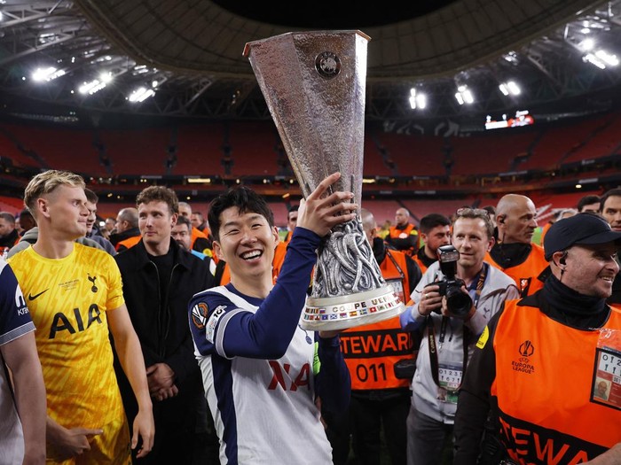 Soccer Football - Europa League - Final - Tottenham Hotspur v Manchester United - San Mames, Bilbao, Spain - May 22, 2025 Tottenham Hotspurs Son Heung-min celebrates with the trophy after winning the Europa League Final REUTERS/Andrew Couldridge