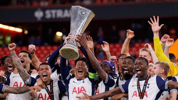 Son Heung-min mengangkat trofi bersama rekan setimnya usai membawa Tottenham Hotspur menjuarai Final Liga Europa di San Mames, Bilbao, 21 Mei 2025. (REUTERS/Andrew Couldridge)