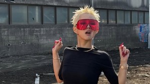 Kini Soyeon udah lebih santuy. Dia tampak nyaman dengan gaya rambutnya itu.