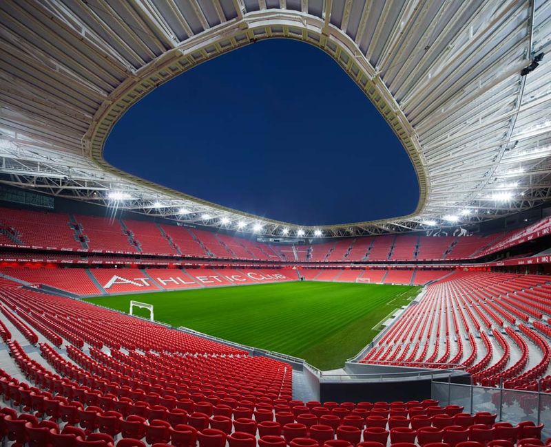 Stadion San Mames yang modern dan futuristik.
