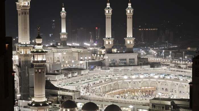 Suasana kawasan Masjidil Haram, di Makkah, Arab Saudi, Selasa (20/5/2025). Pada tahun 2025 diperkirakan lebih dari 1,83 juta muslim dari berbagai penjuru dunia menunaikan ibadah haji, termasuk dari Indonesia yang tahun ini memiliki kuota sebanyak 221.000 jamaah yang terdiri dari 203.320 kuota haji reguler, dan 17.680 kuota jamaah haji khusus. ANTARA FOTO/Andika Wahyu/foc.