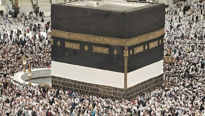 Jamaah calon haji dari berbagai negara melakukan Tawaf di Masjidil Haram, Makkah, Arab Saudi, Rabu (21/5/2025). Pada tahun 2025 diperkirakan lebih dari 1,83 juta muslim dari berbagai penjuru dunia menunaikan ibadah haji, termasuk dari Indonesia yang tahun ini memiliki kuota sebanyak 221.000 jamaah, terdiri dari 203.320 kuota haji reguler, dan 17.680 kuota jamaah haji khusus. ANTARA FOTO/Andika Wahyu/Spt.