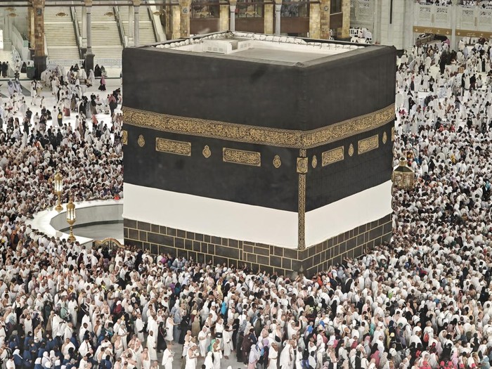 Jamaah calon haji dari berbagai negara melakukan Tawaf di Masjidil Haram, Makkah, Arab Saudi, Rabu (21/5/2025). Pada tahun 2025 diperkirakan lebih dari 1,83 juta muslim dari berbagai penjuru dunia menunaikan ibadah haji, termasuk dari Indonesia yang tahun ini memiliki kuota sebanyak 221.000 jamaah, terdiri dari 203.320 kuota haji reguler, dan 17.680 kuota jamaah haji khusus. ANTARA FOTO/Andika Wahyu/Spt.