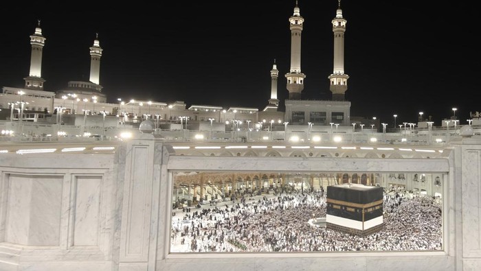 Jamaah calon haji dari berbagai negara melakukan Tawaf di Masjidil Haram, Makkah, Arab Saudi, Rabu (21/5/2025). Pada tahun 2025 diperkirakan lebih dari 1,83 juta muslim dari berbagai penjuru dunia menunaikan ibadah haji, termasuk dari Indonesia yang tahun ini memiliki kuota sebanyak 221.000 jamaah, terdiri dari 203.320 kuota haji reguler, dan 17.680 kuota jamaah haji khusus. ANTARA FOTO/Andika Wahyu/Spt.