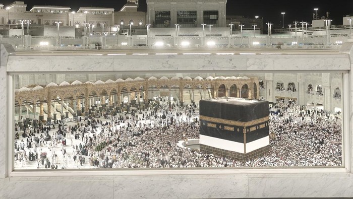 Suasana Masjidil Haram Jelang Puncak Musim Haji Jamaah calon haji dari berbagai negara melakukan Tawaf di Masjidil Haram, Makkah, Arab Saudi, Rabu (21/5/2025). Pada tahun 2025 diperkirakan lebih dari 1,83 juta muslim dari berbagai penjuru dunia menunaikan ibadah haji, termasuk dari Indonesia yang tahun ini memiliki kuota sebanyak 221.000 jamaah, terdiri dari 203.320 kuota haji reguler, dan 17.680 kuota jamaah haji khusus. ANTARA FOTO/Andika Wahyu/Spt.