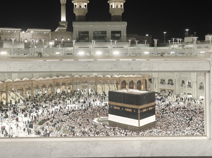 Jamaah calon haji dari berbagai negara melakukan Tawaf di Masjidil Haram, Makkah, Arab Saudi, Rabu (21/5/2025). Pada tahun 2025 diperkirakan lebih dari 1,83 juta muslim dari berbagai penjuru dunia menunaikan ibadah haji, termasuk dari Indonesia yang tahun ini memiliki kuota sebanyak 221.000 jamaah, terdiri dari 203.320 kuota haji reguler, dan 17.680 kuota jamaah haji khusus. ANTARA FOTO/Andika Wahyu/Spt.
