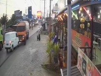 Video: Rekaman CCTV Minibus Tabrak Truk Tangki di Kisaran Karena Menyalip