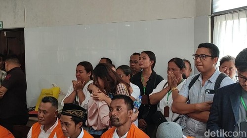 Tangis haru keluarga nenek Ni Nyoman Reja (93) dan 16 terdakwa lainnya di Pengadilan Negeri (PN) Denpasar, Kamis (22/5/2025).