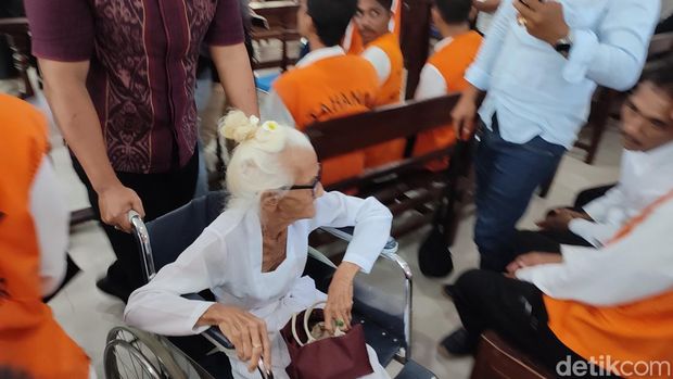 Tangis haru keluarga nenek Ni Nyoman Reja (93) dan 16 terdakwa lainnya di Pengadilan Negeri (PN) Denpasar, Kamis (22/5/2025).