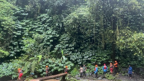 Tim SAR gabungan saat mencari korban hilang terpeleset di Air Terjun Nungnung, Petang, Badung, Kamis sore.
