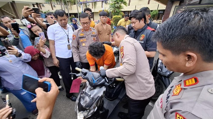 Tersangka Astera saat memperagakan caranya saat melakukan aksi curanmor