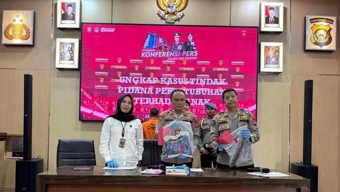 Tersangka Indiyanto yang diamankan polisi usai menyetubuhi anak kandungnya di OKU Selatan.
