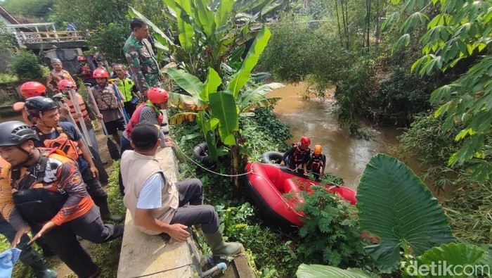 Tim SAR gabungan melakukan pencarian lansia hilang diduga terbawa arus Sungai Cisepet di Desa Petirhilir, Kecamatan Baregbeg, Kabupaten Ciamis.