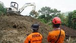 Tim SAR Gunakan Alat Berat Cari Korban Longsor di Trenggalek