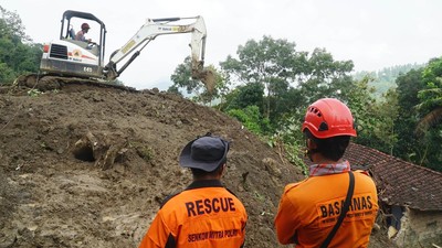 Tim SAR Gunakan Alat Berat Cari Korban Longsor di Trenggalek