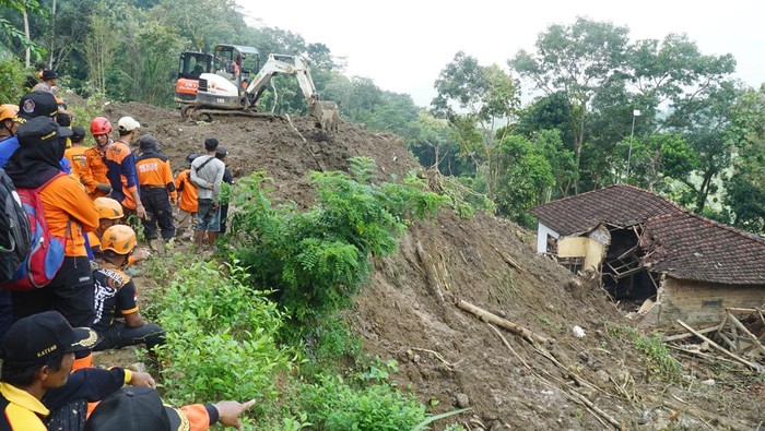 Tim SAR gabungan melakukan pembongkaran rumah korban terdampak longsor di Desa Depok, Trenggalek, Jawa Timur, Kamis (22/5/2025). Pada hari ketiga operasi, tim SAR gabungan fokus melakukan upaya evakuasi enam korban yang tertimbun reruntuhan dan material longsor di titik lokasi utama bencana tanah gera tersebut. ANTARA FOTO/Destyan Sujarwoko