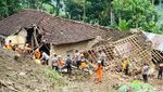 Tim SAR Gunakan Alat Berat Cari Korban Longsor di Trenggalek