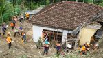 Tim SAR Gunakan Alat Berat Cari Korban Longsor di Trenggalek