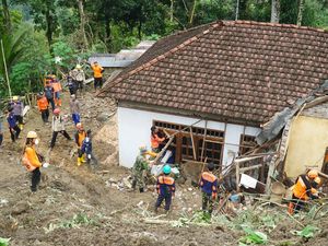 Video: Akses Tertutup Longsor, Siswa SD di Trenggalek Ujian di Rumah Warga