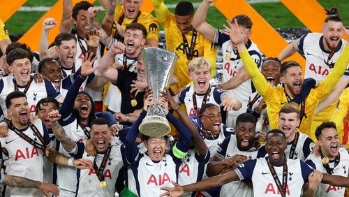 Soccer Football - Europa League - Final - Tottenham Hotspur v Manchester United - San Mames, Bilbao, Spain - May 21, 2025   Tottenham Hotspurs Son Heung-min lifts the trophy as he celebrates with his teammates after winning the Europa League REUTERS/Juan Medina     TPX IMAGES OF THE DAY