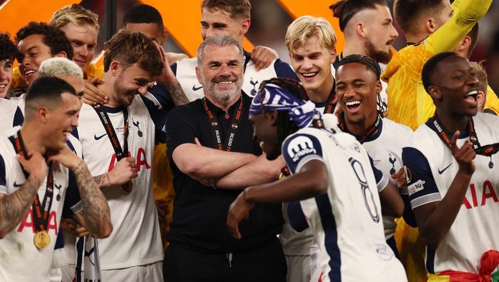 Soccer Football - Europa League - Final - Tottenham Hotspur v Manchester United - San Mames, Bilbao, Spain - May 21, 2025 Tottenham Hotspur manager Ange Postecoglou celebrates with his players after winning the Europa League REUTERS/Isabel Infantes