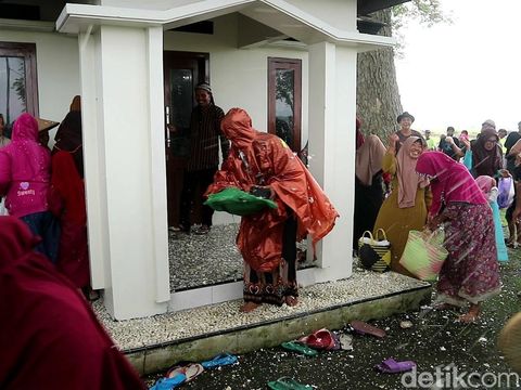 Tradisi perang nasi berkat dalam rangka sedekah bumi Desa Bogotanjung, Kecamatan Gabus, Pati, Kamis (22/5/2025).
