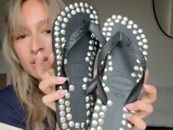 Viral Tren Hiasi Sandal Jepit Pakai Paku Payung, Murah Tapi Berbahaya