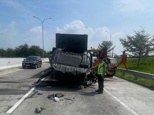 Truk Boks Seruduk Tronton di Tol Batang, 2 Orang Tewas