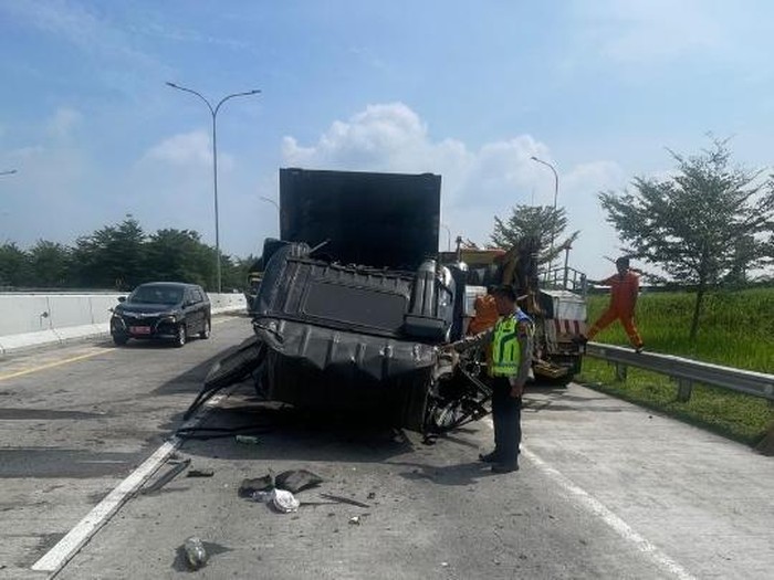 Truk boks menyeruduk truk tronton di ruas tol KM 341 Jalur A, Kabupaten Batang, Kamis (22/5/2025) siang.