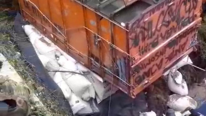 Truk bermuatan pupuk terguling di Desa Sidengok, Kecamatan Pejawaran, Banjarnegara.