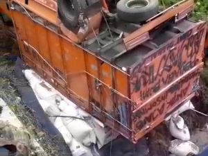 Truk Muatan Pupuk Terguling Masuk Ladang di Banjarnegara
