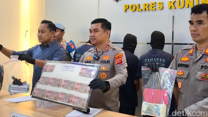 Uang palsu dan 4 pelaku pengedar uang palsu saat pers release di Polres Kuningan