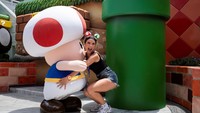 Super Nintendo World menghadirkan dunia permainan interaktif dengan atraksi seperti Mario Kart: Bowsers Challenge dan area bertema Donkey Kong. Pengunjung dapat merasakan sensasi berada di dalam permainan video favorit mereka dengan teknologi canggih dan desain yang mendetail.   