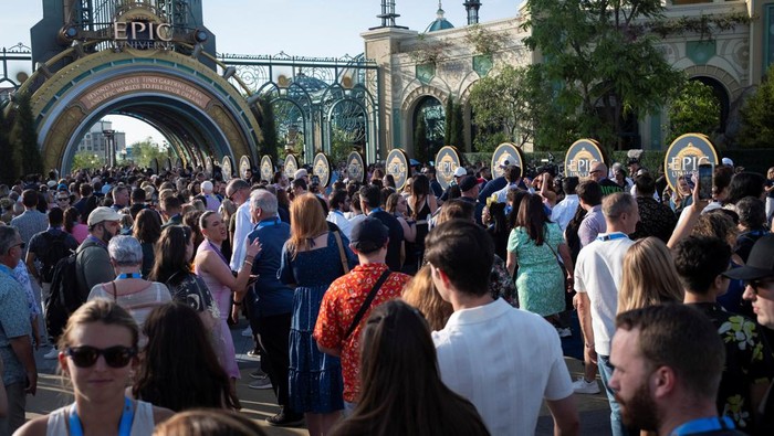 Universal Epic Universe Dibuka, Ada Wahana Harry Potter-Super Nintendo World Attendees interact with the animatronic Snow Dragon at