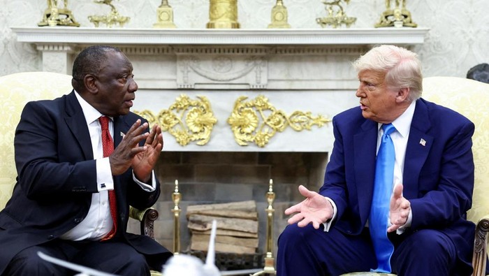 U.S. President Donald Trump meets South African President Cyril Ramaphosa in the Oval Office of the White House in Washington, D.C., U.S., May 21, 2025. REUTERS/Kevin Lamarque